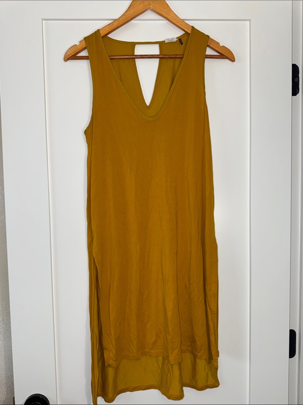 Akemi+Kin Sleeveless V-Neck Keyhole Shift Dress in Mustard Sz Small Gently used